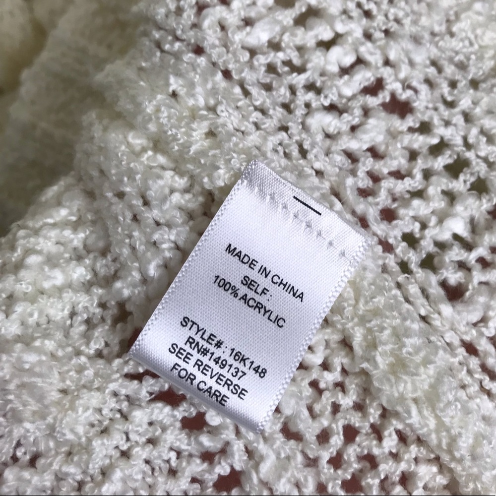 Onetheland Small winter White V-Neck Sweater - Picture 5 of 5